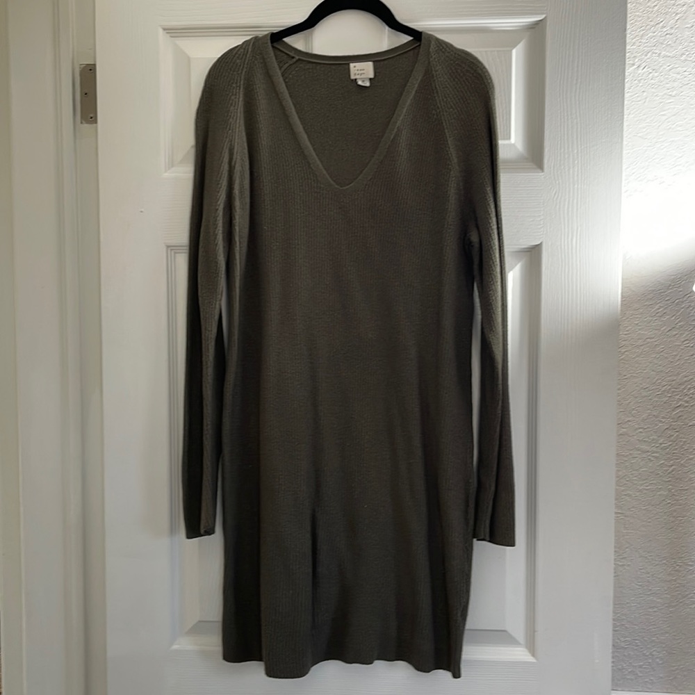 Green mini ribbed sweater dress